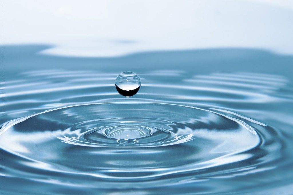 drops of water 578897 1280 1024x682 - Física Quântica - O Que É, Como Ela Influencia Sua Vida e Como Tirar Proveito Dela [Guia Completo]