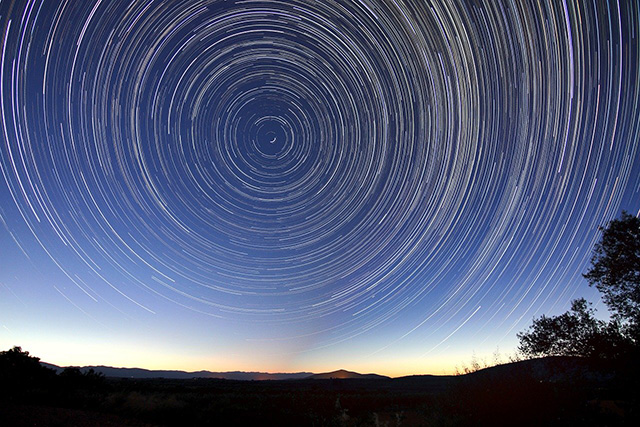 star trails 828656 1280 - Saiba mais sobre FREQUÊNCIA VIBRACIONAL e Escala Hawkins para mudar a sua realidade